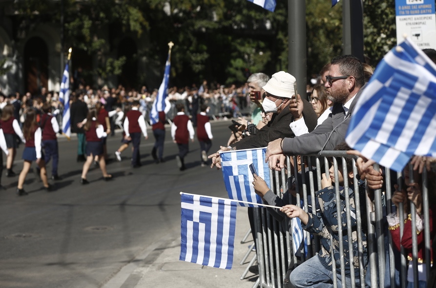 Κόσμος παρακολουθεί μαθητές και μαθήτριες να παρελαύνουν κατά τη διάρκεια της παρέλασης για την επέτειο της 28ης Οκτωβρίου 1940, στο μνημείο του Αγνώστου Στρατιώτη στο Σύνταγμα, τη Δευτέρα 28 Οκτωβρίου 2024 ΑΠΕ-ΜΠΕ/ΓΙΑΝΝΗΣ ΚΟΛΕΣΙΔΗΣ