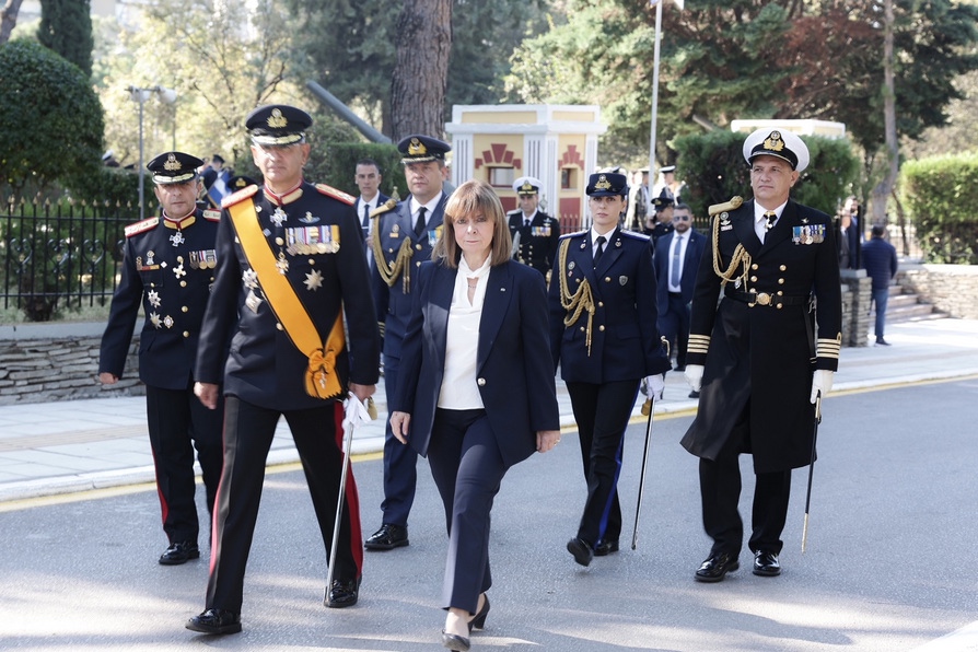 Η Πρόεδρος της Δημοκρατίας Κατερίνα Σακελλαροπούλου προσέρχεται για να καταθέσει στεφάνι στο Ηρώο του Γ' Σώματος Στρατού, στη Θεσσαλονίκη, τη Δευτέρα 28 Οκτωβρίου 2024 ΑΠΕ-ΜΠΕ/ΠΡΟΕΔΡΙΑ ΤΗΣ ΔΗΜΟΚΡΑΤΙΑΣ/ΘΟΔΩΡΗΣ ΜΑΝΩΛΟΠΟΥΛΟΣ