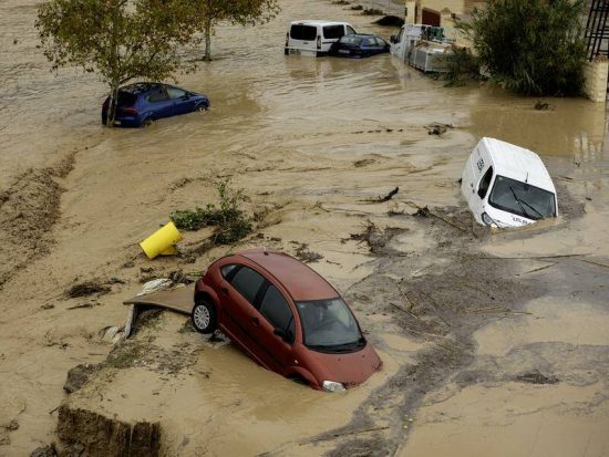 Ισπανία: Χιλιάδες συμμετέχουν στις επιχειρήσεις καθαρισμού μετά τις φονικές πλημμύρες με τουλάχιστον 207 νεκρούς