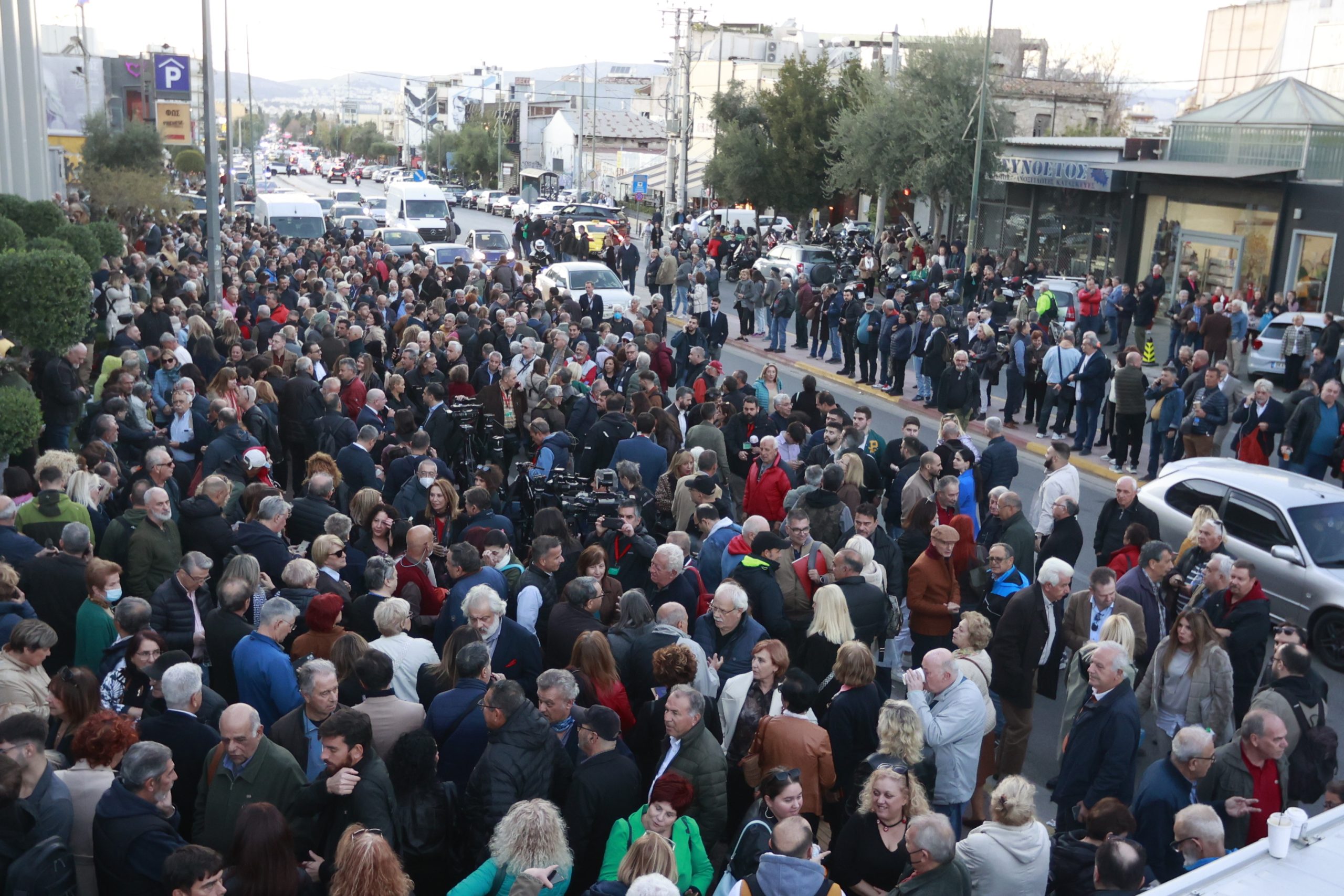 Οπαδοί του Στέφανου Κασσελάκη έξω από το Gazi Live όπου γίνεται το συνέδριο του ΣΥΡΙΖΑ