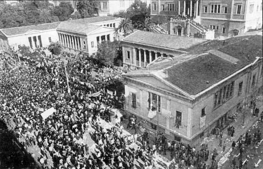 Το Πολυτεχνείο από ψηλά. Πλήθος κόσμου είχε συγκεντρωθεί στην Πατησίων. Πηγή: antidiktatorikos.uoa.gr