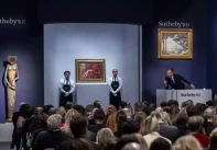 Στιγμιότυπο από την δημοπρασία των Sotheby's με το γλυπτό της Λεονόρα Κάρινγκτον (αριστερά)