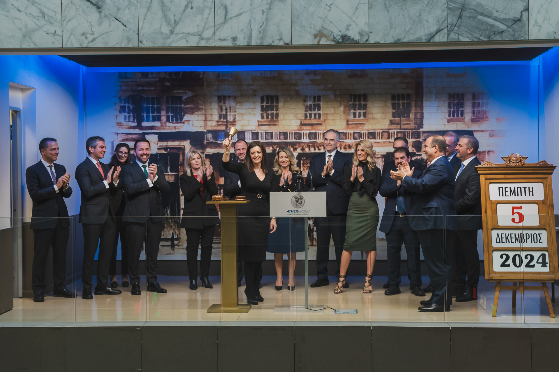 Ιστορική ημέρα για την Attica Bank: Η Ελένη Βρεττού χτύπησε το «καμπανάκι» της συνεδρίασης του Χρηματιστηρίου