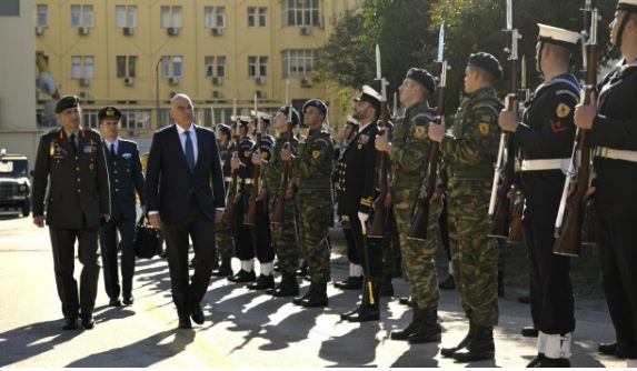 Ο Νίκος Δένδιας κατά την επίσκεψή του στο νέο κτίριο της Ειδικής Μονάδας Κυβερνοχώρου του ΓΕΕΘΑ