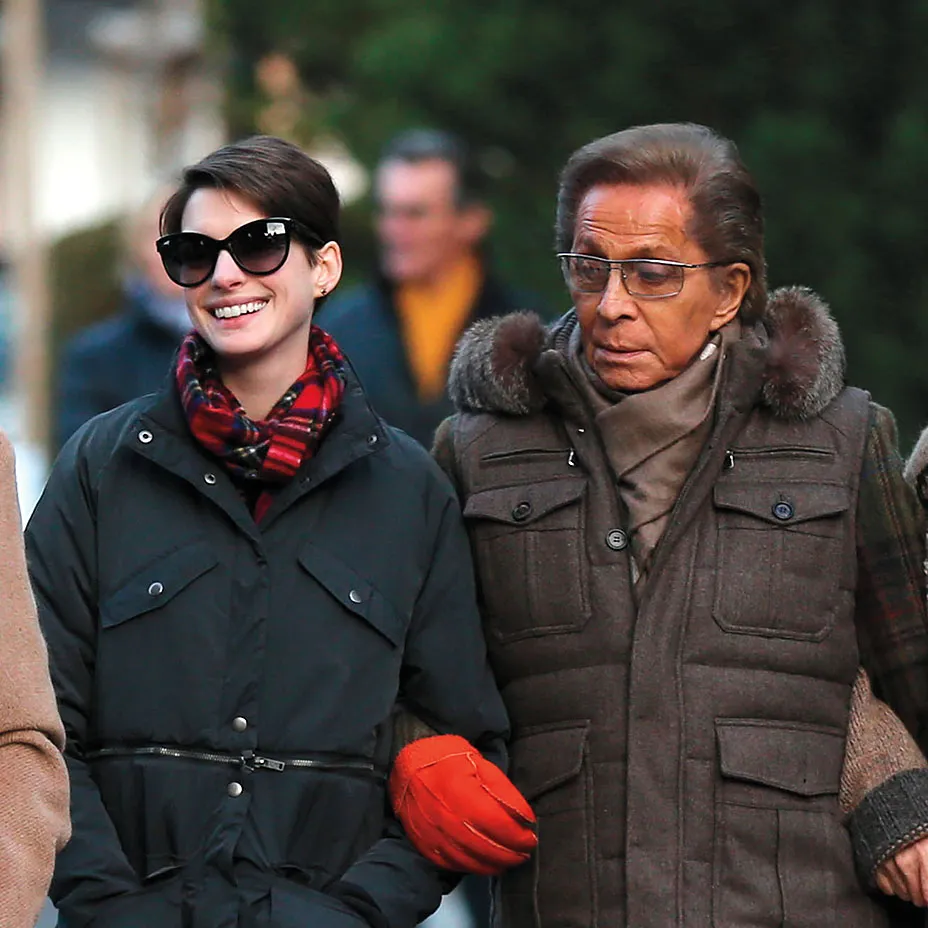 H Anne Hathaway και ο Valentino στο Gstaad Palace. photo credit: The Hollywood Reporter