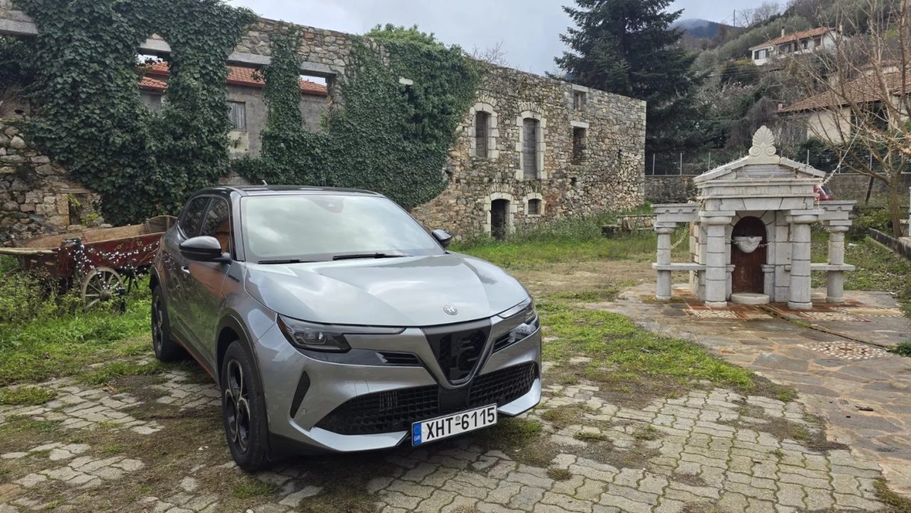 H Alfa Romeo Junior φωτογραφημένη με φόντο τα χαλάσματα του σπιτιού όπου σκοτώθηκε ο Αναγνώστης Στριφτόμπολας, στο Λεβίδι.