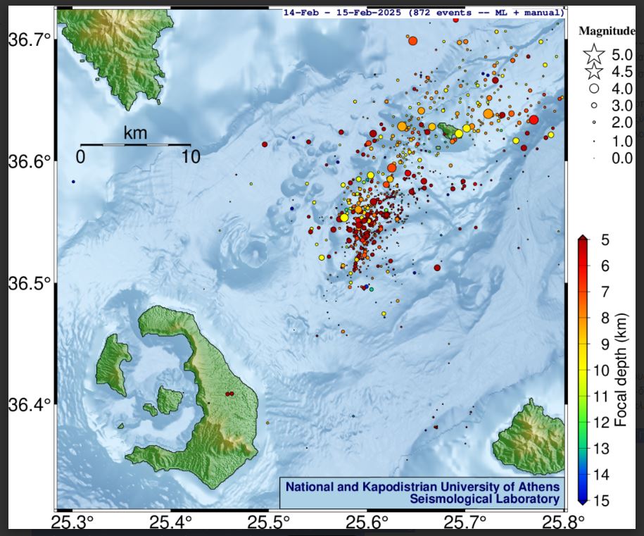  Χάρτης κατανομής σεισμών στην περιοχή των Κυκλάδων (Σαντορίνη-Αμοργός-Ίος) που καταγράφηκαν στις 14 Φεβρουαρίου (ανάλυση με τεχνητή νοημοσύνη) και στις 15 Φεβρουαρίου (καθημερινή ανάλυση). Η ακτίνα των κύκλων είναι ανάλογη του μεγέθους του σεισμού (υπόμνημα επάνω-δεξιά), ενώ τα επίκεντρα σεισμών με μεγέθη μεγαλύτερα ή ίσα του 4.5 σημειώνονται με αστέρι. Ο χρωματισμός ανταποκρίνεται στο εστιακό βάθος, σύμφωνα με τη χρωματική κλίμακα (δεξιά).