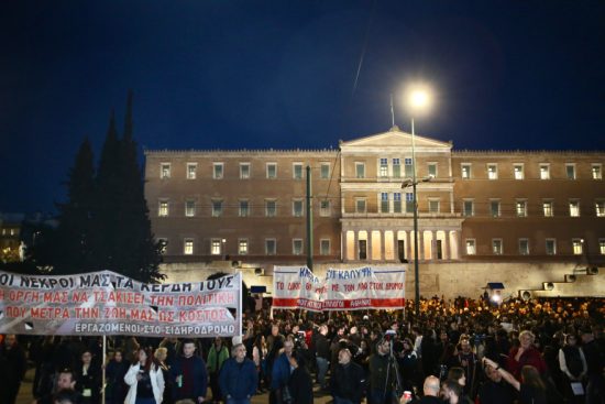 Τέμπη: Με συναυλία και απαγγελίες κειμένων ξεκίνησε η συγκέντρωση στο Σύνταγμα