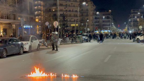 Τέμπη: Επεισόδια στη διαδήλωση της Θεσσαλονίκης – Προσαγωγές από το Σύνταγμα