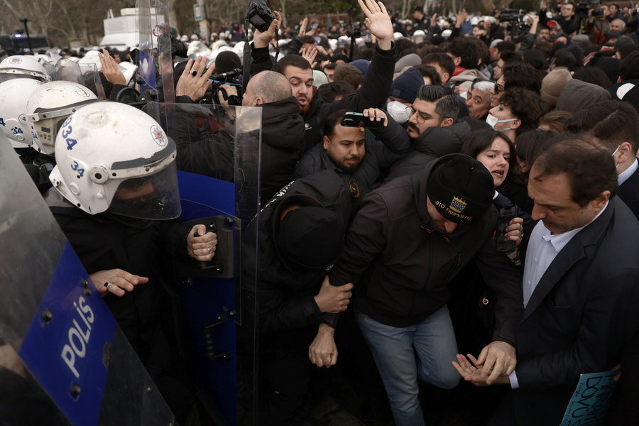 Κωνσταντινούπολη: Πλαστικές σφαίρες κατά διαδηλωτών σε νέα διαμαρτυρία για τη σύλληψη Ιμάμολγου