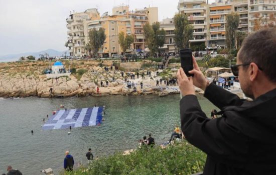 Υπερηφάνεια και συγκίνηση με την Ελληνική σημαία στη θάλασσα του Πειραιά για την Εθνική Επέτειο της 25ης Μαρτίου 1821